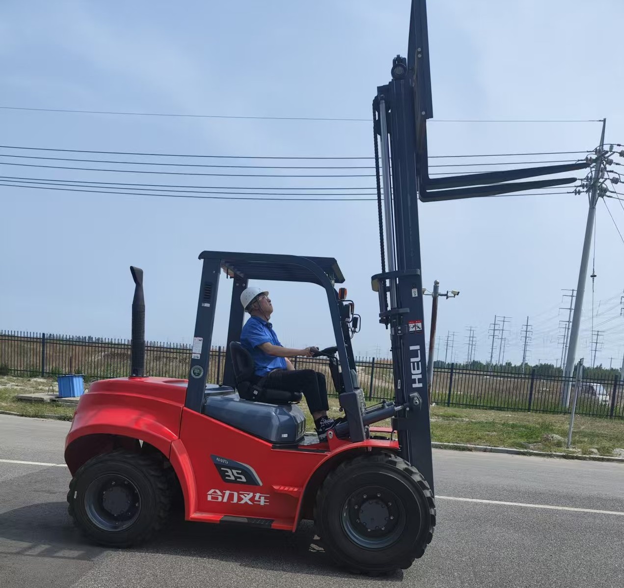 圖6 經(jīng)濟(jì)型越野車總部專家指導(dǎo) 左2圖.jpg